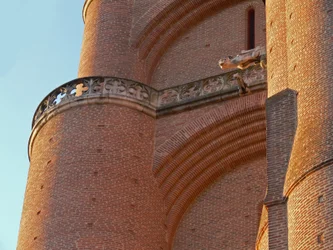 Detail van het metselwerk van de westelijke toren (detail)