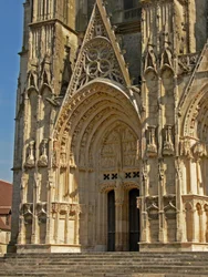 Noordelijke deur in de westgevel