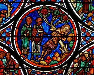 Detail (priester en Levi lopen voorbij) uit een raam van de gelijkenis van de Barmhartige Samaritaan