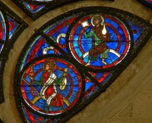Detail (het oostelijke roosvenster) met twee ouderlingen van de Apocalyps
