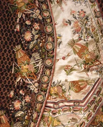 Detail van een magnifiek bruin fluwelen pak, bestaande uit jas, kniebroek en ivoorkleurig satijnen vest, ca. 1760