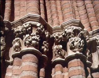 Detail van de gebeeldhouwde kapitelen op de zuidelijke portiek