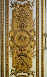 Deurhout van de Venus Salon met zon en scepter. 17e eeuw Versailles. Chateau Museum
