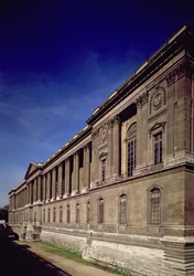 Oostgevel, hoofdingang en colonnade ontworpen door Claude Perrault en anderen, begonnen 1678, voltooid door Jacques Germain Soufflot 1774