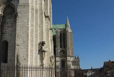 Buitenzicht van de kathedraal van Chartres met de engel op de wijzerplaat