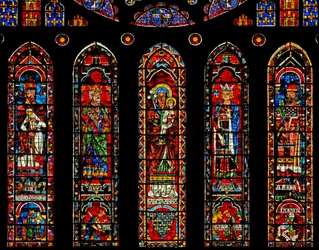 Figuren onder het noordelijke roosvenster: Melchisedek, David, St. Anna, Salomo, Aaron en scènes