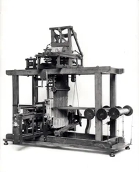 Eerste volledig geautomatiseerde weefgetouw uitgevonden door Jacques de Vaucanson (1709-82) ca. 1745