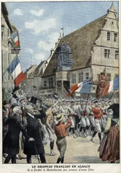 De Franse vlag wappert weer in de straten van Molsheim, Elzas, tijdens de sportbeurs in 