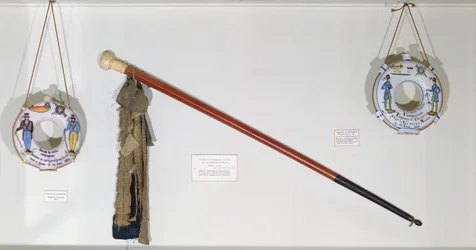 Gilde- en handelsobjecten, inclusief een wandelstok en kalebassen