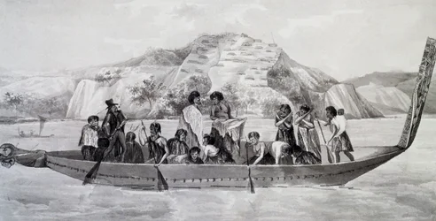 Inheemse Nieuw-Zeelanders op pirogue met versterkt dorp op de achtergrond