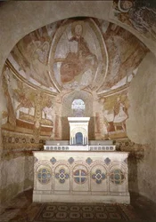 Interieur van het koor met Christus in Majesteit, de kruisiging van Petrus en andere scènes