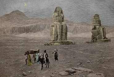 Jean Francois Champollion bij de kolossen van Memnon, Egypte (gravure)