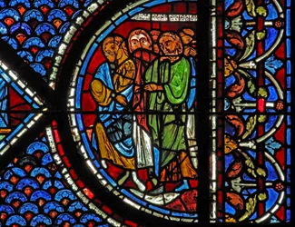 Het Maria Magdalena-raam: mensen die de opwekking van Lazarus bijwonen