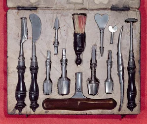 Medische kist met instrumenten voor trepanatie