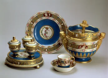 Plat de Menage, schaal, kop en schotel en ijskom uit de Blue Cameo Service, Sevres, 1778-9