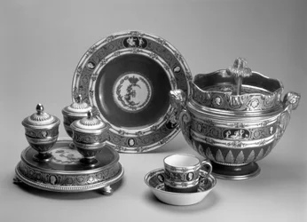 Plat de Menage, schaal, kop en schotel en ijskom uit de Blue Cameo Service, Sevres, 1778-79 (zacht porselein)
