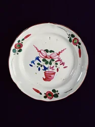 Bord met decoratie van een boeket met een Frygische muts