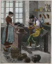 Pottenbakkerij: pottenbakker maakt een vaas op de draaischijf. Frankrijk.
