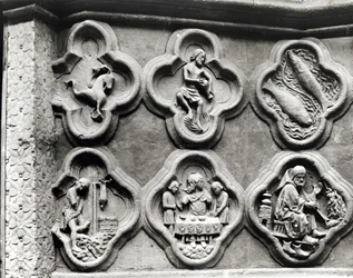 Vierpassen met de Tekens van de Dierenriem en de Arbeid van het Jaar, van de Kathedraal van Notre-Dame in Amiens (gipsafgietsel van steen)