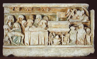 Reliëf dat scènes uit de Passie van Christus toont: Pieta, de graflegging en de heilige vrouwen bij het graf