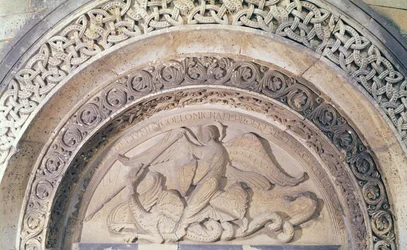 Reliëf van het timpaan met St. Michael en de draak