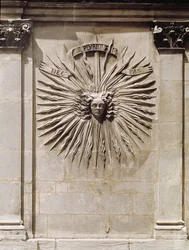 Reliëf van de zon van de gevel