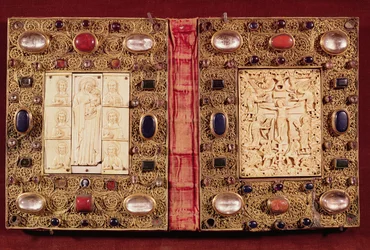 Reliekschrijnplaquette met de Maagd en Kind met Heiligen en de Kruisiging (goud, ivoor & edelstenen)