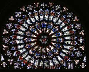 Roosvenster met Christus omringd door de twaalf apostelen en evangelistensymbolen