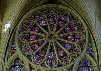 Roosvenster met scènes uit de kindertijd van Christus