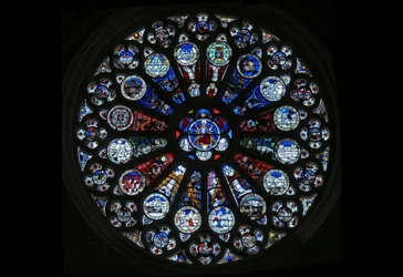 Roosvenster met de laatste vijftien dagen van de wereld en de werken van de maanden