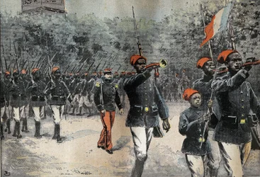 Senegalese Tirailleurs terugkerend van de Afrikaanse ontdekkingsmissie van Commandant Jean-Baptiste Marchand, onder bevel van Kapitein Mangin, ter voorbereiding op de parade van 14 juli