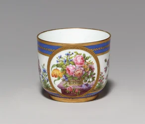 Sevres Beau Bleu suikerpot, schildersmerk voor Nicquet, verguldersmerk voor Vande, 1789