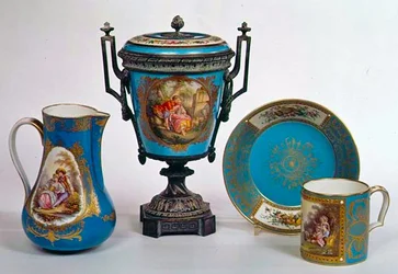 Sevres blauw celeste kan, mok, urn en bord, allemaal begin 18e eeuw