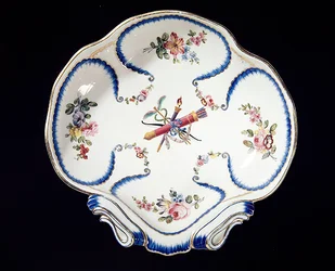 Sevres bord versierd met boog en pijlen, 1762