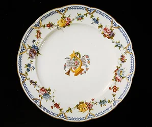 Sevres bord versierd met bladmuziek, 1764