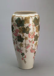 Sevres vaas, met overglazuurdecoratie