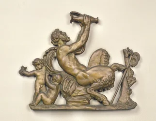 Bord van een wijnhandelaar met een faun die drinkt (hout)