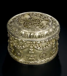 Zilververgulde ronde doos met deksel uit de Lennoxlove toiletservice, eigendom van Frances Teresa Stewart, hertogin van Richmond en Lennox: Frans, Parijs, gekeurd tussen april en september 1672