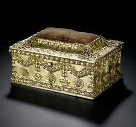 Zilververgulde rechthoekige kist met scharnierend deksel met speldenkussen, uit de Lennoxlove toiletservice, eigendom van Frances Teresa Stewart, hertogin van Richmond en Lennox: Frans, Parijs, 1664 - 1665 of 1668 - 1669