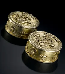 Zilververgulde kleine ronde doos met deksel uit de Lennoxlove toiletservice, eigendom van Frances Teresa Stewart, hertogin van Richmond en Lennox: Frans, Parijs, gekeurd tussen september 1672 en oktober 1674