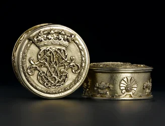 Zilververgulde kleine ronde doos met deksel uit de Lennoxlove toiletservice, eigendom van Frances Teresa Stewart, hertogin van Richmond en Lennox: Frans, Parijs, gekeurd tussen september 1672 en oktober 1674