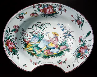 Sinceny bord met een steenhouwerdecoratie