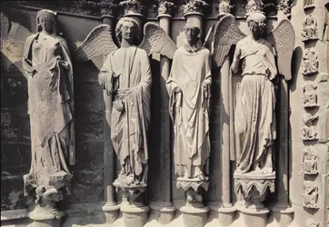 St. Nicasius met engelen, Jamb-figuren van het westportaal