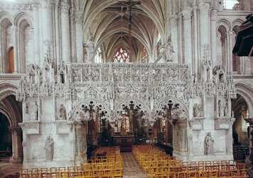 Het schip en interieur van de Eglise Sainte-Madeleine, met het scherm versierd in flamboyante gotische stijl door Jean Gailde tussen 1508-17