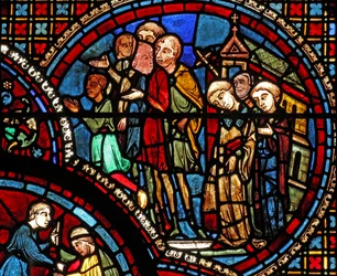 Het raam van Sint-Lubin: een processie verlaat een kerk