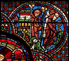 Het St. Lubin-raam: hij vertrekt uit de kerk met twee monniken
