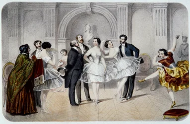 De foyer van de Opera (Opéra Garnier in Parijs). Een danseres in tutu praat met heren die haar kwamen begroeten of doet enkele danspassen. Gravure