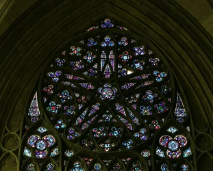 Het noordelijke roosvenster met geometrische diaper-invulling (roosvenster - intern)
