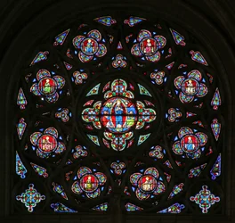 Het zuidelijke roosvenster met de tenhemelopneming van de Maagd Maria (glas modern; steenwerk 15e en 20e eeuw)