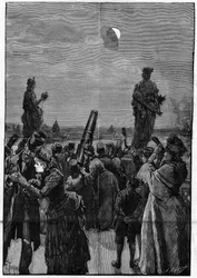 Het terras van de Trocadéro in Parijs tijdens de maansverduistering op 3 augustus